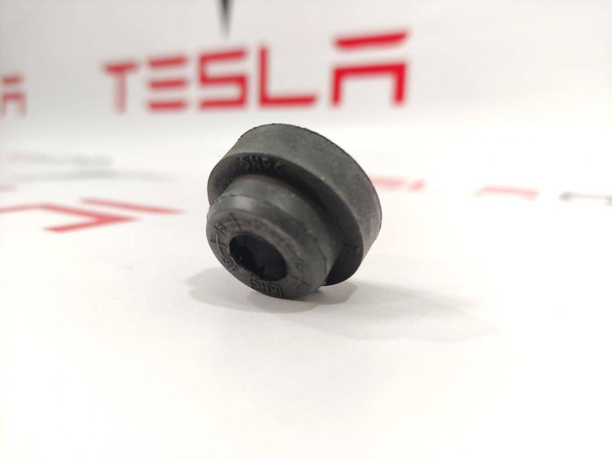 Подушка крепления радиатора к Tesla Model S 2020