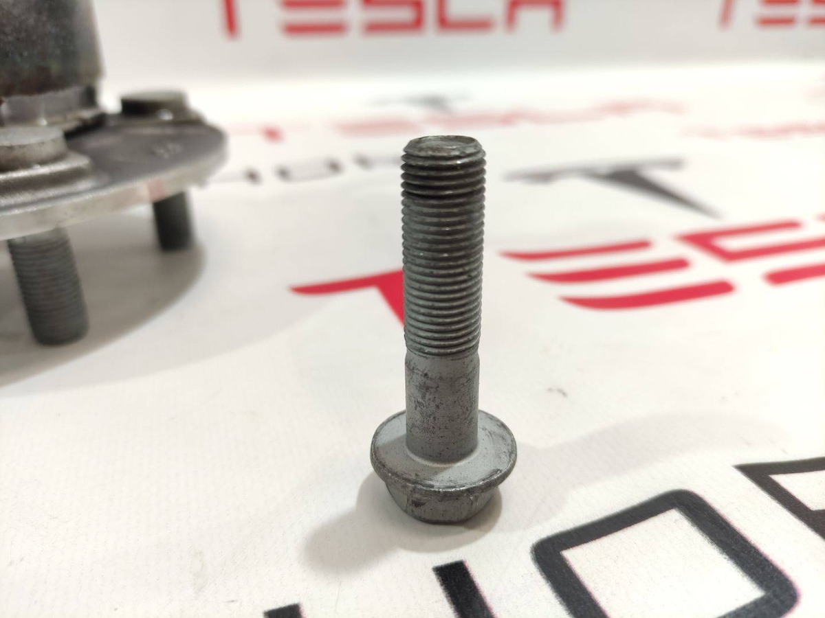 Болт к Tesla Model S 2022
