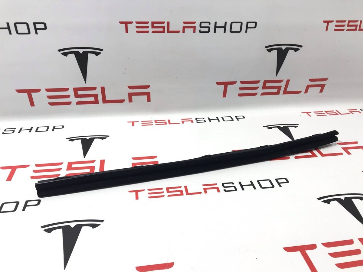 Уплотнитель к Tesla Model S 2015