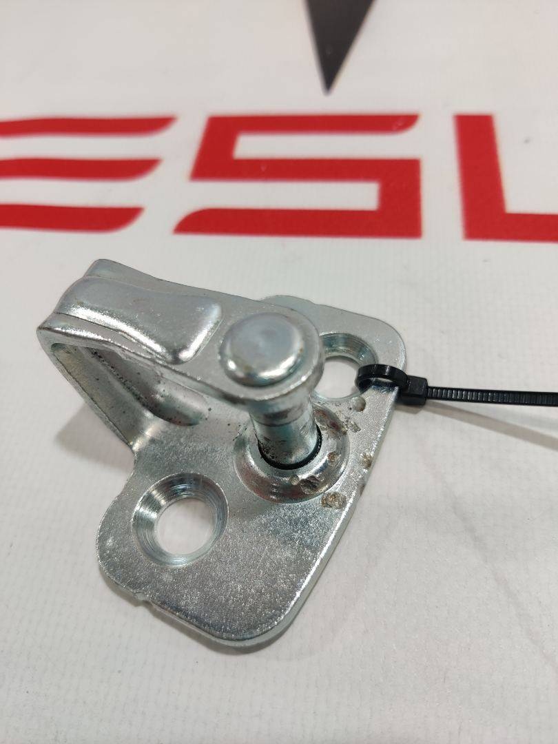 Петля двери к Tesla Model S 2019