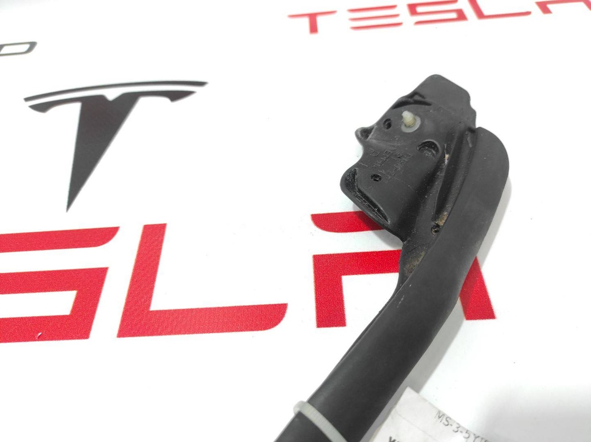 Уплотнитель к Tesla Model S 2015
