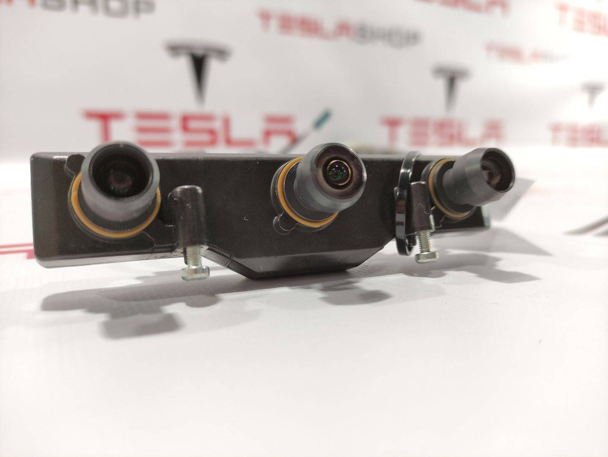 Камера переднего вида к Tesla Model X 2017