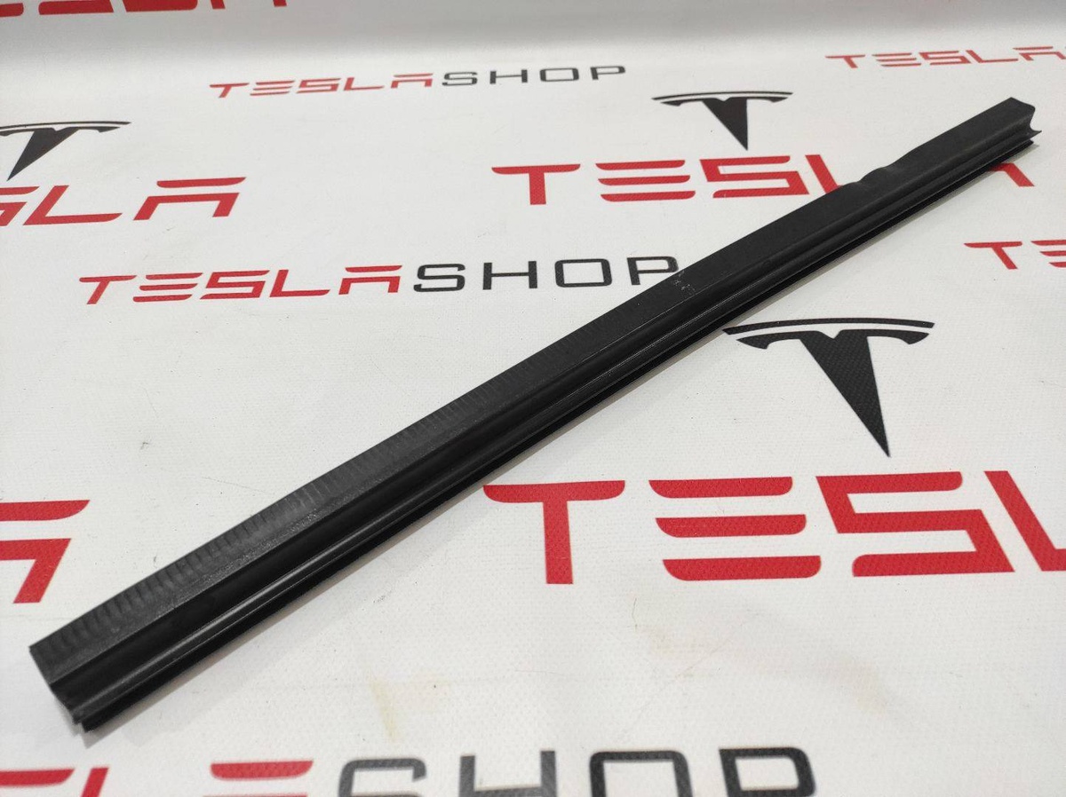 Уплотнитель к Tesla Model S 2013