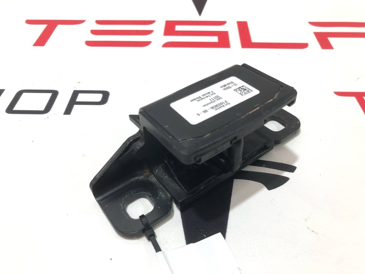 Петля двери к Tesla Model X 2018