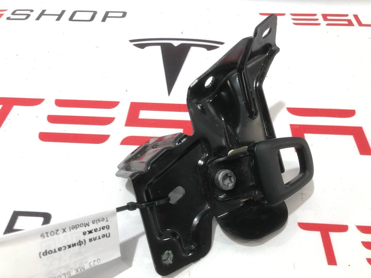 Петля двери к Tesla Model X 2019
