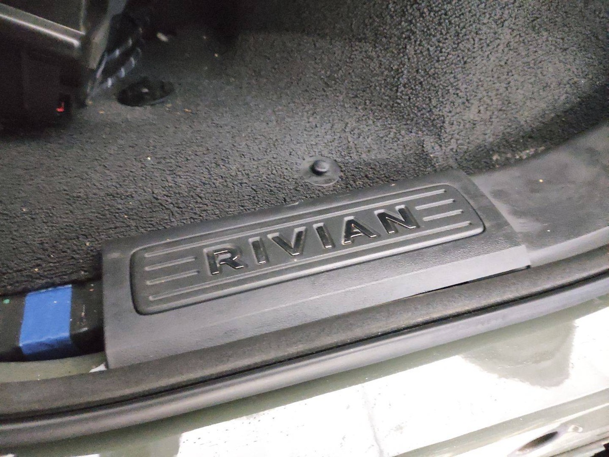 Накладка на порог наружная левая к Rivian R1T 2022
