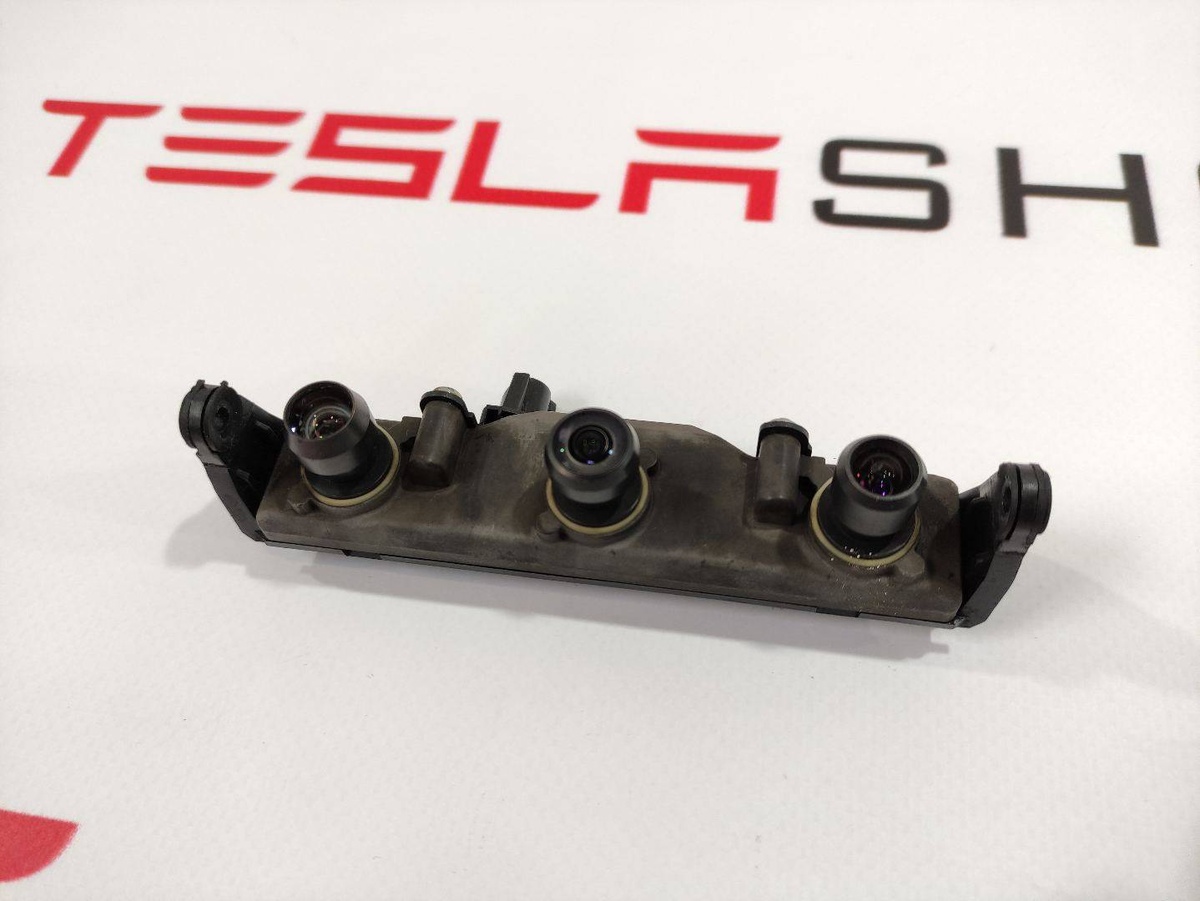 Камера переднего вида к Tesla Model Y 2020