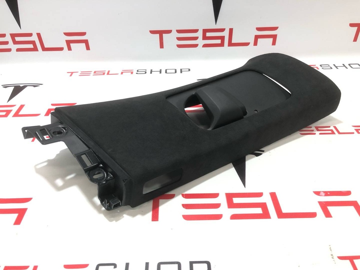 Обшивка стойки к Tesla Model X 2019
