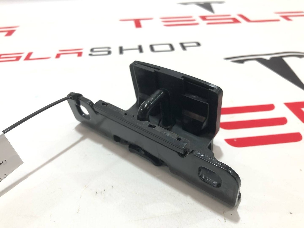 Петля двери к Tesla Model X 2019