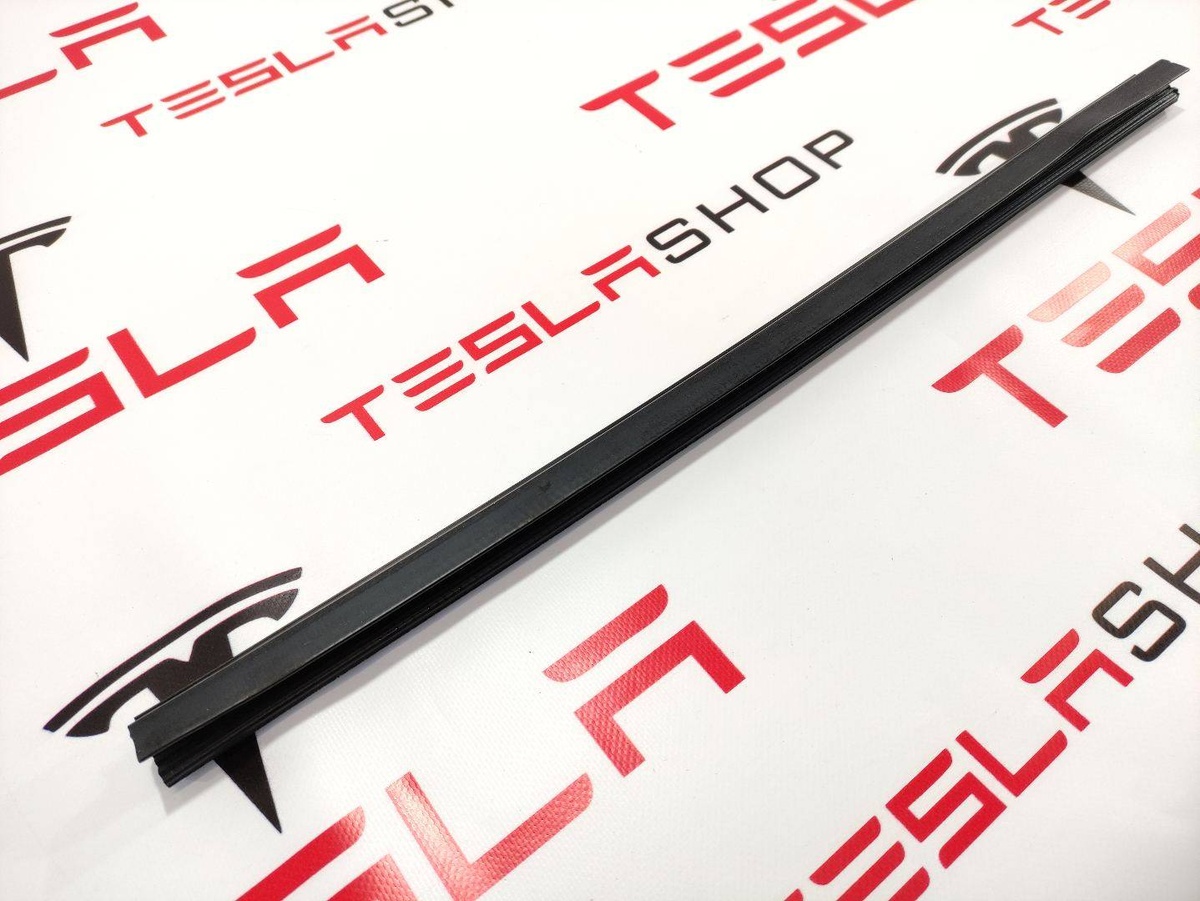 Уплотнитель к Tesla Model S 2015