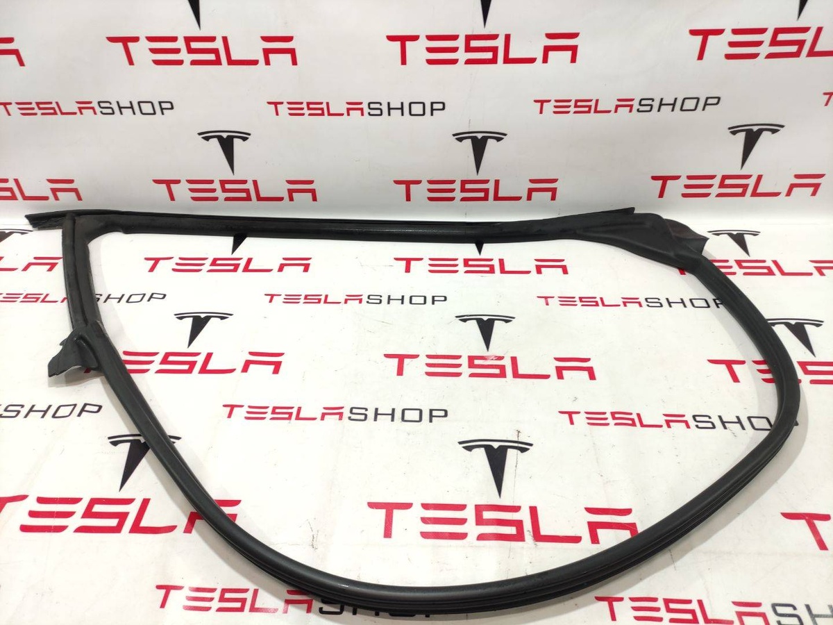 Уплотнитель к Tesla Model S 2022