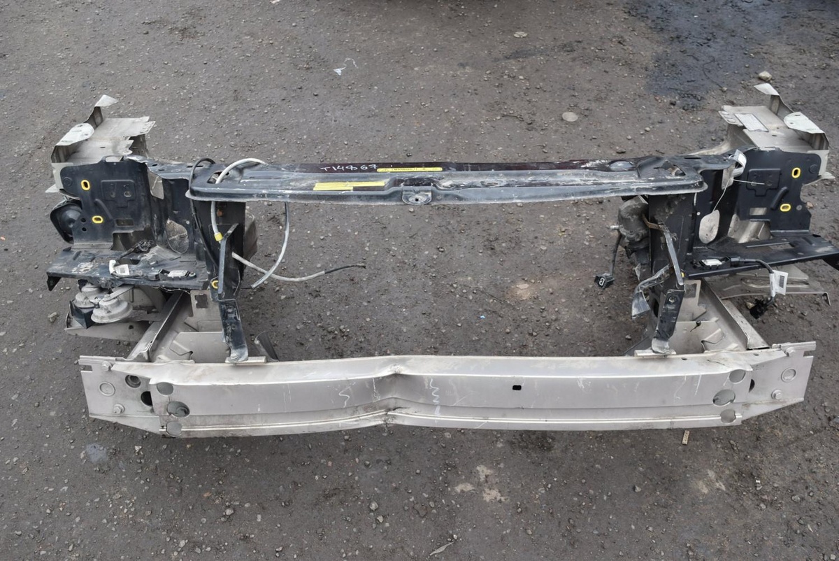 Передняя панель крепления облицовки (телевизор) к Volvo XC90 2004