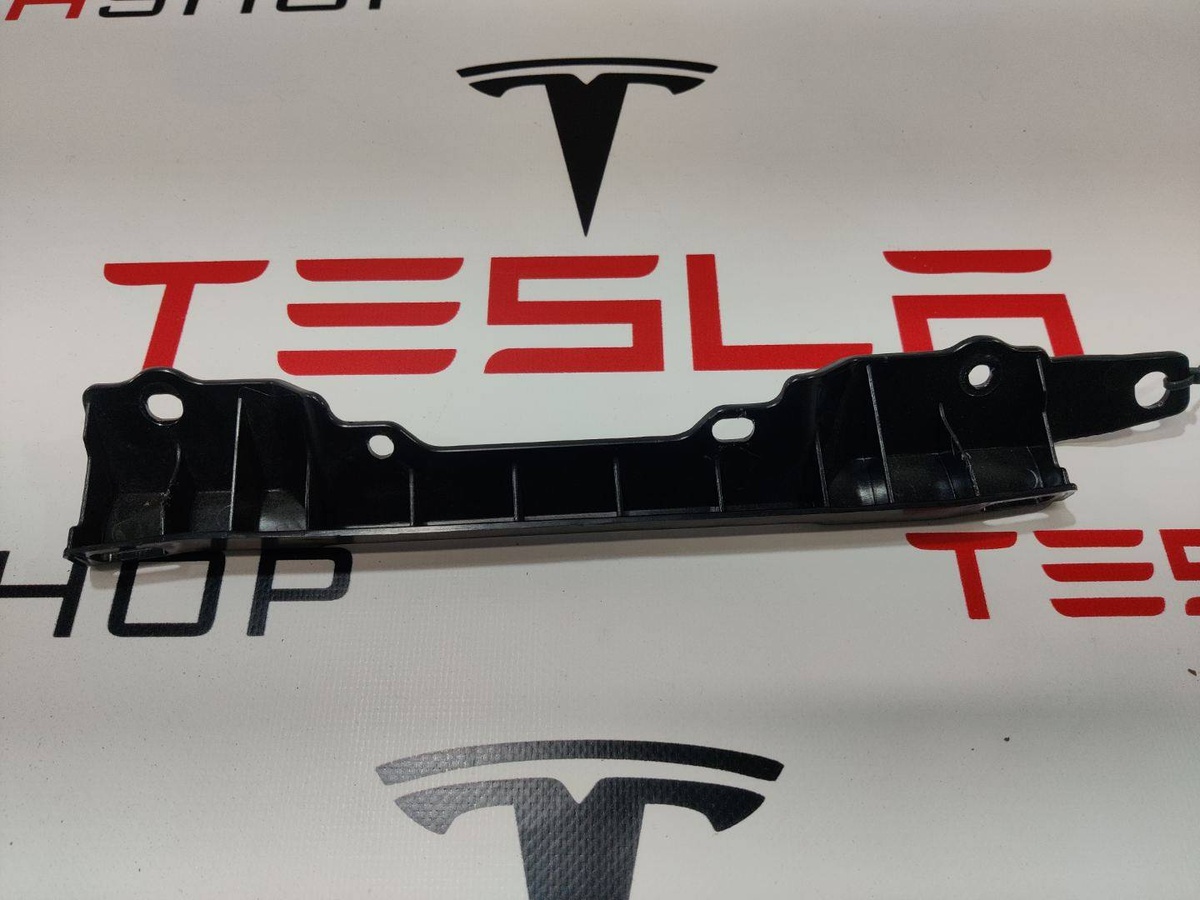 Крепление проводки к Tesla Model X 2018