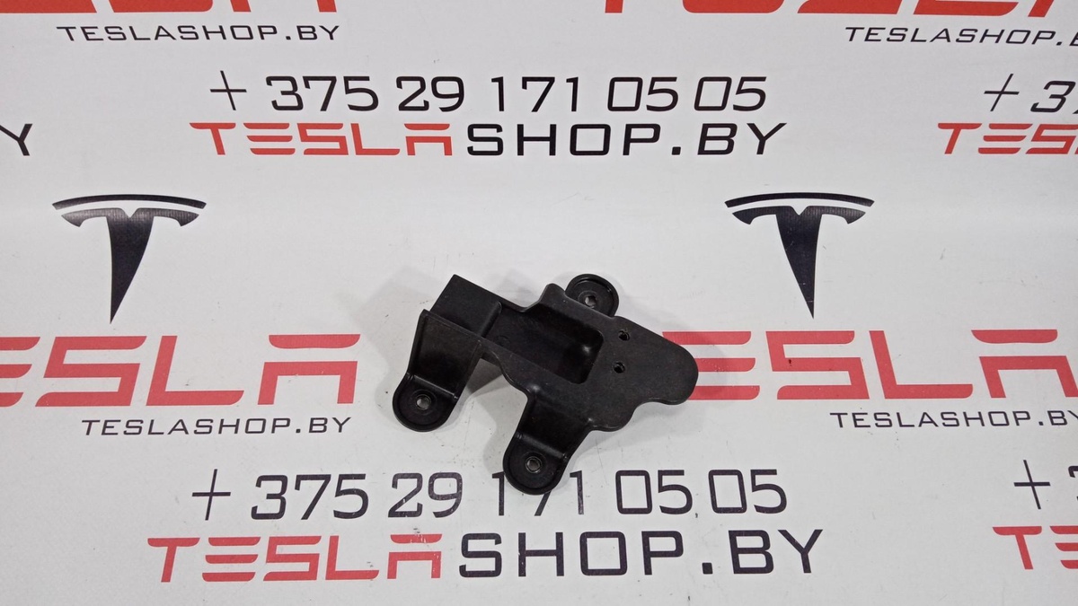 Кронштейн к Tesla Model S 2015