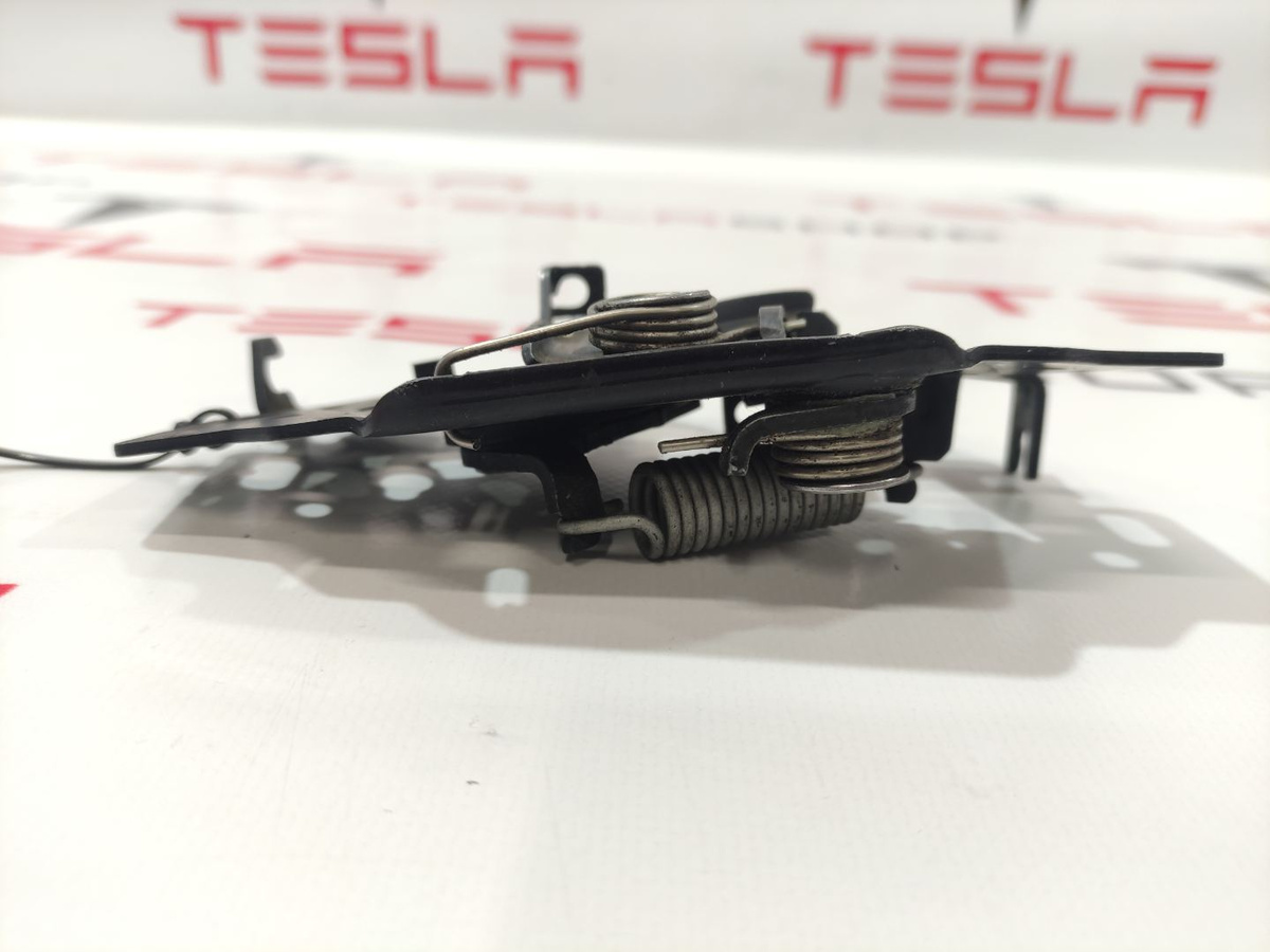 Замок капота к Tesla Model X 2019