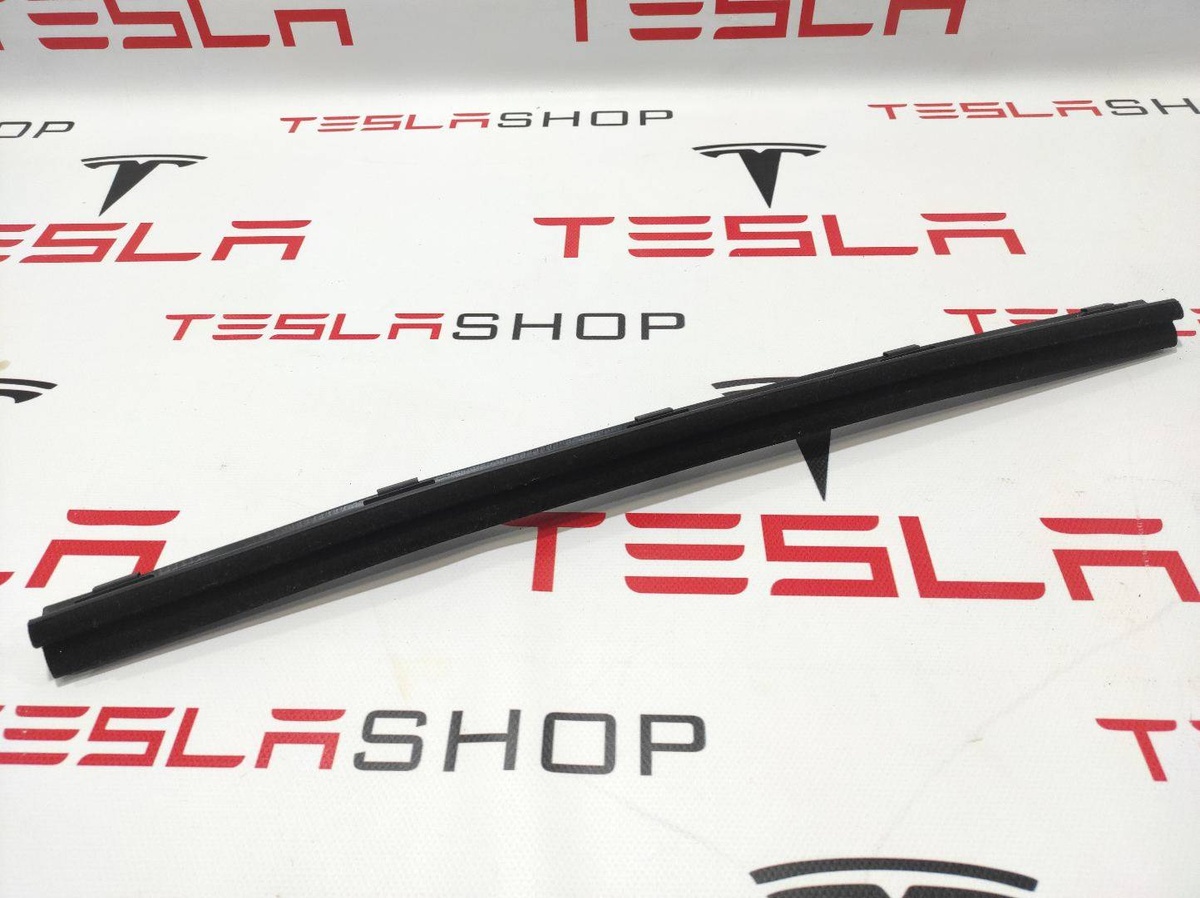 Уплотнитель к Tesla Model S 2015