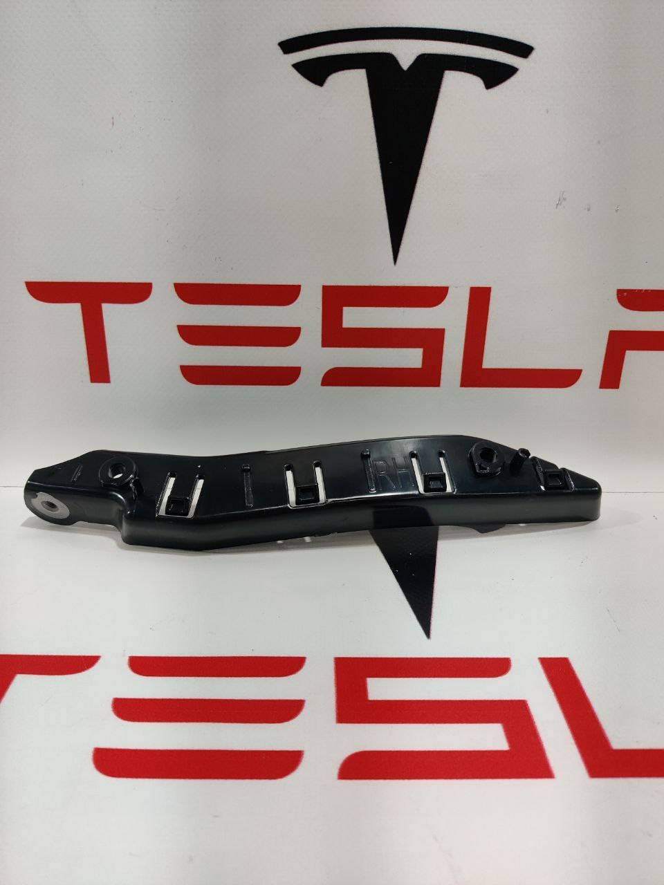 Кронштейн крепления бампера к Tesla Model Y 2022