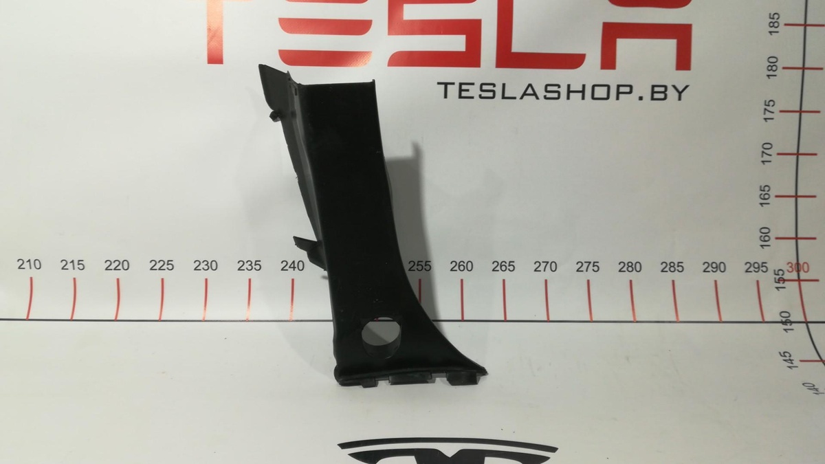 Молдинг крышки багажника к Tesla Model S 2014