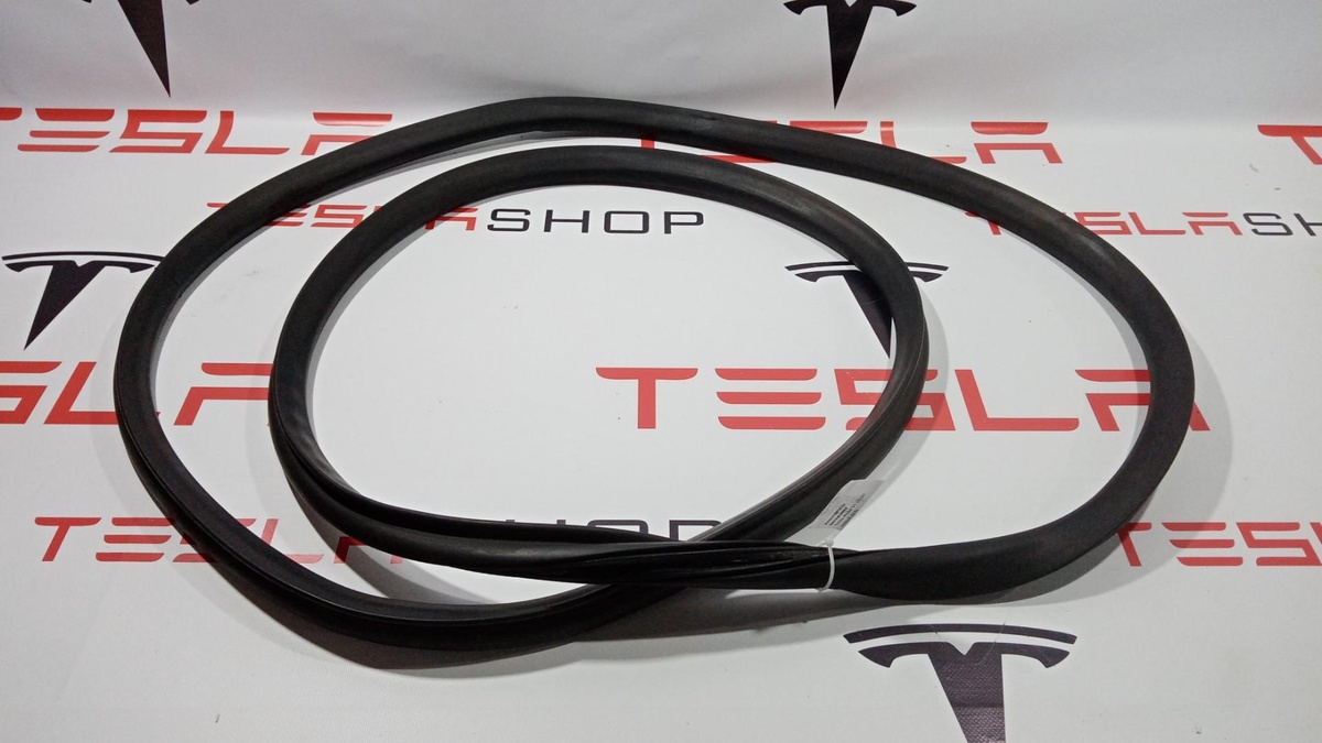 Уплотнитель багажника к Tesla Model S 2014