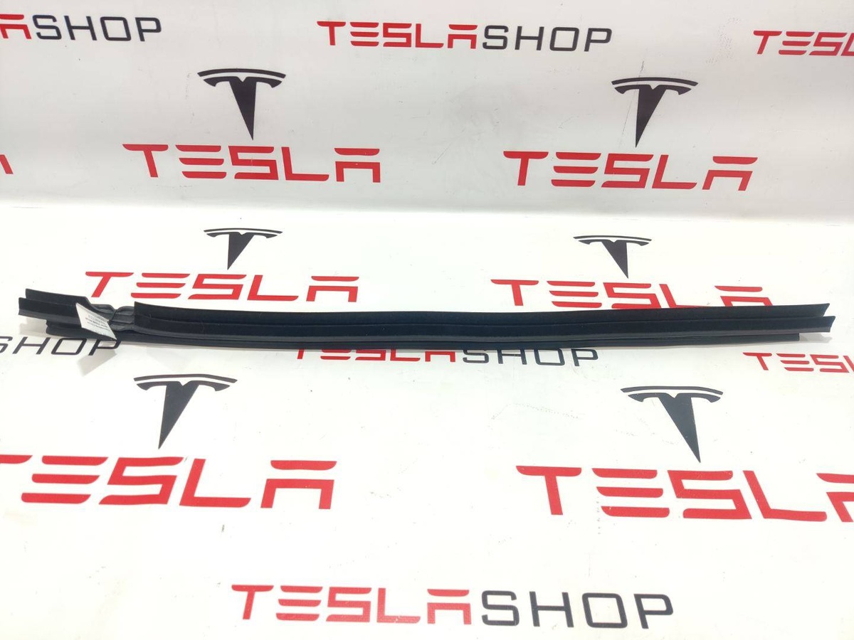 Уплотнитель к Tesla Model X 2019