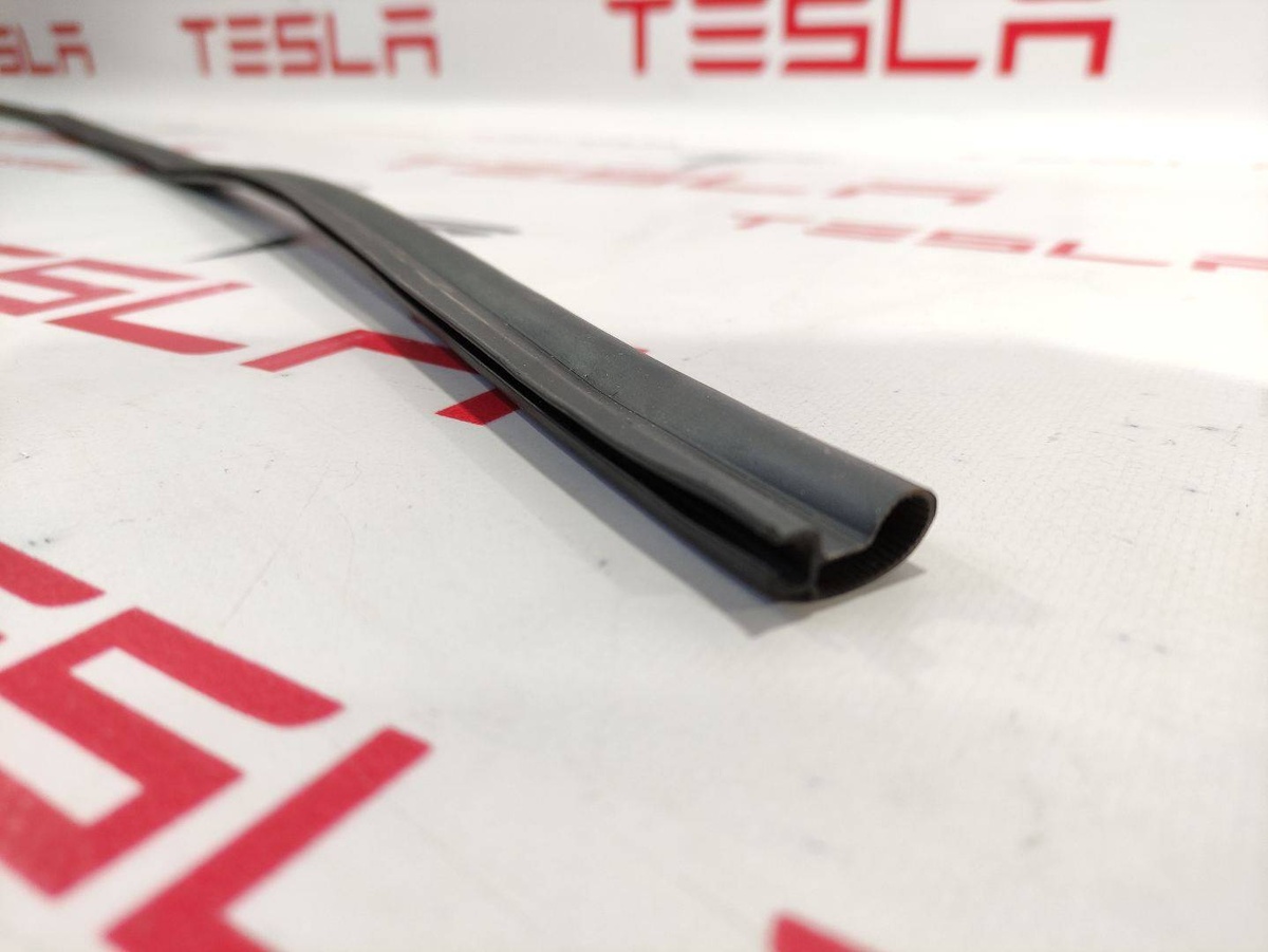 Уплотнитель к Tesla Model S 2018
