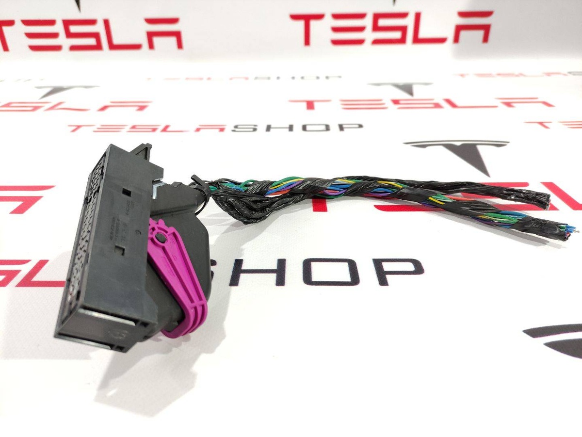 Разъем (фишка) проводки к Tesla Model S 2018