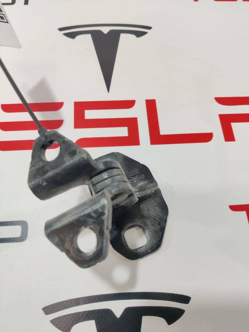 Петля двери к Tesla Model X 2018