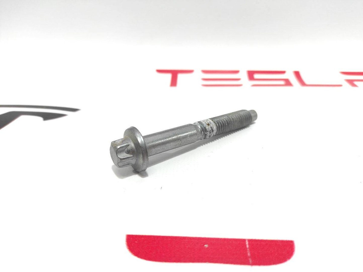 Болт к Tesla Model Y 2021