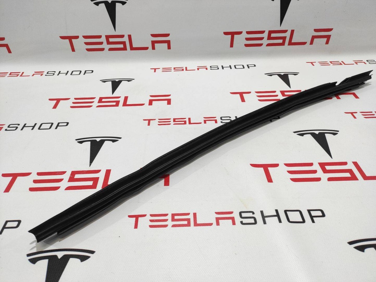 Уплотнитель к Tesla Model X 2017