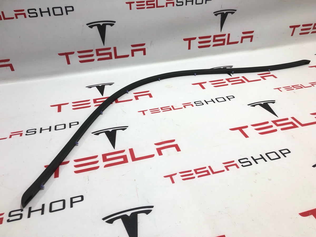 Уплотнитель капота к Tesla Model X 2019