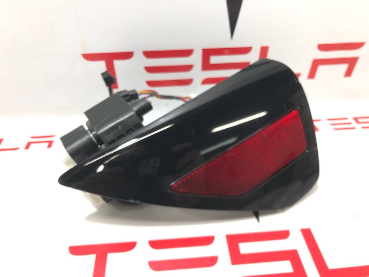 Лючок порта зарядки к Tesla Model Y 2022