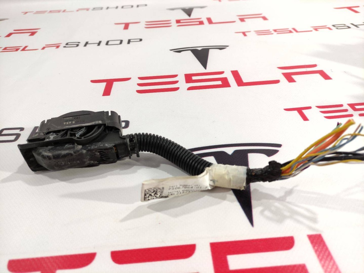 Разъем (фишка) проводки к Tesla Model 3 2019