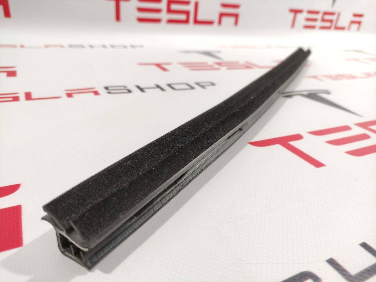 Уплотнитель к Tesla Model S 2015