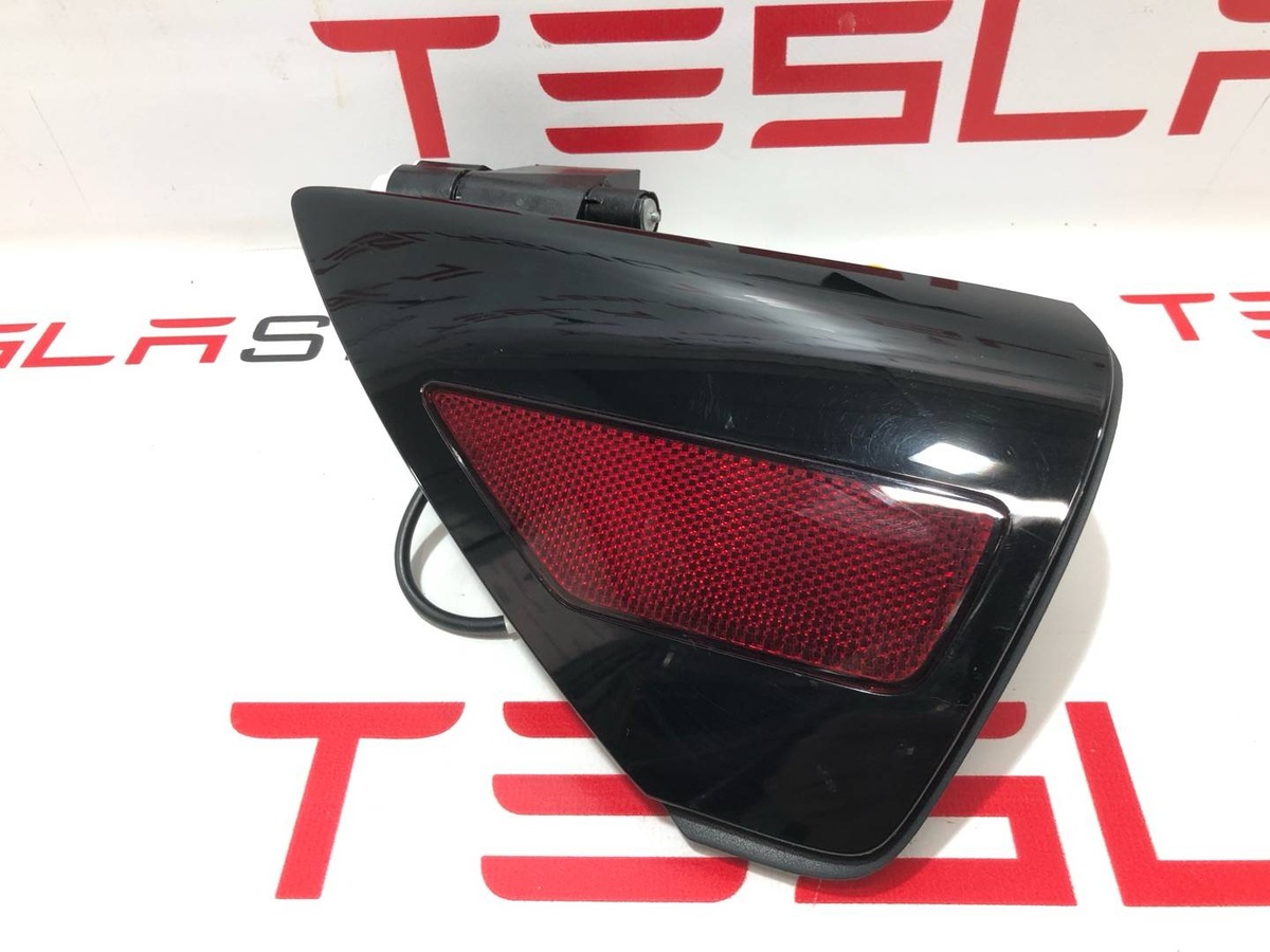 Лючок порта зарядки к Tesla Model Y 2022