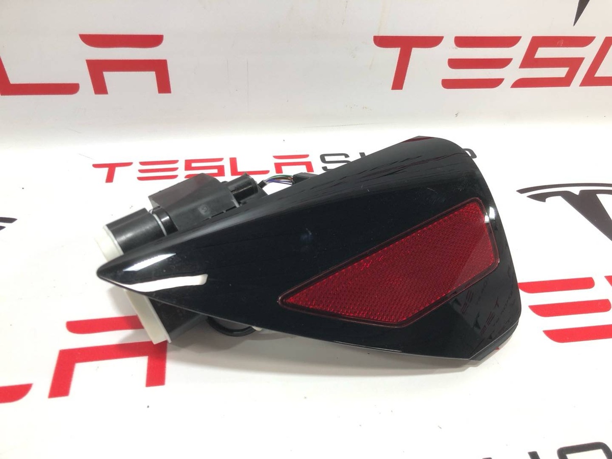 Лючок порта зарядки к Tesla Model Y 2022