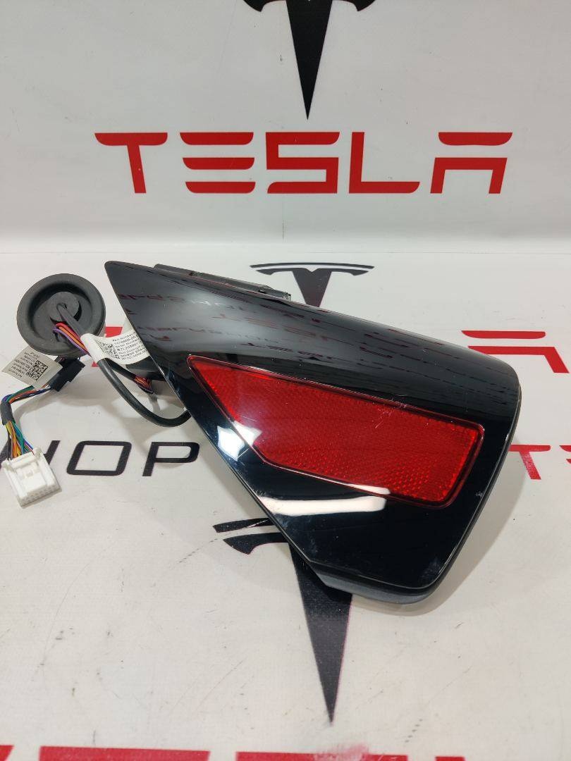 Лючок порта зарядки к Tesla Model Y 2022