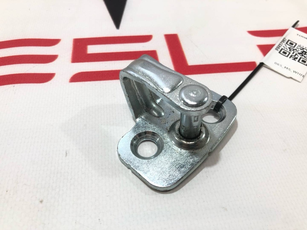 Петля двери к Tesla Model S 2019