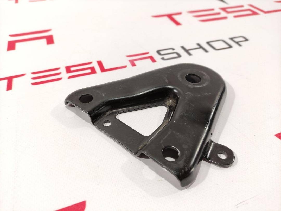 Кронштейн подрамника к Tesla Model 3 2018