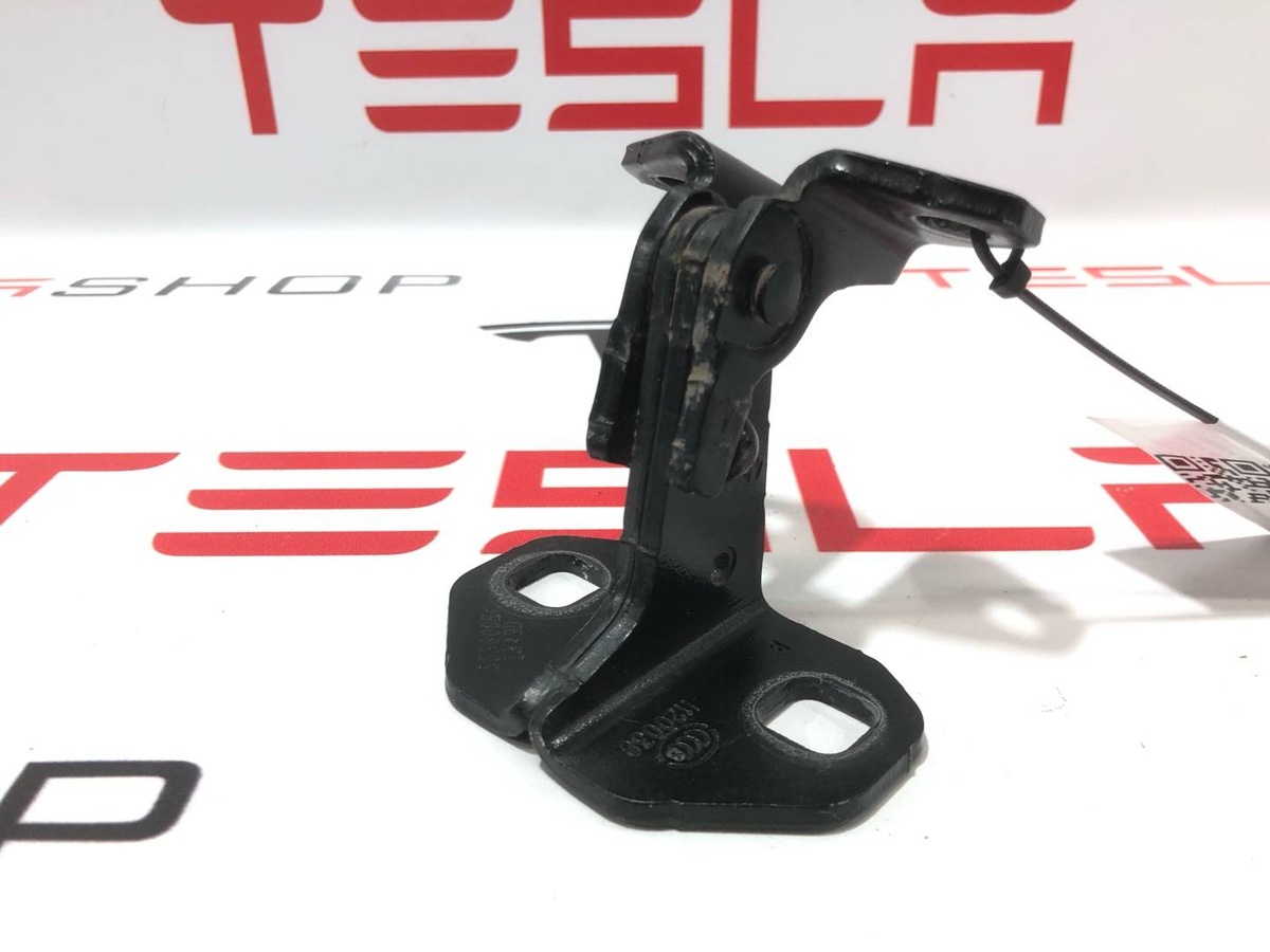 Петля двери к Tesla Model X 2019