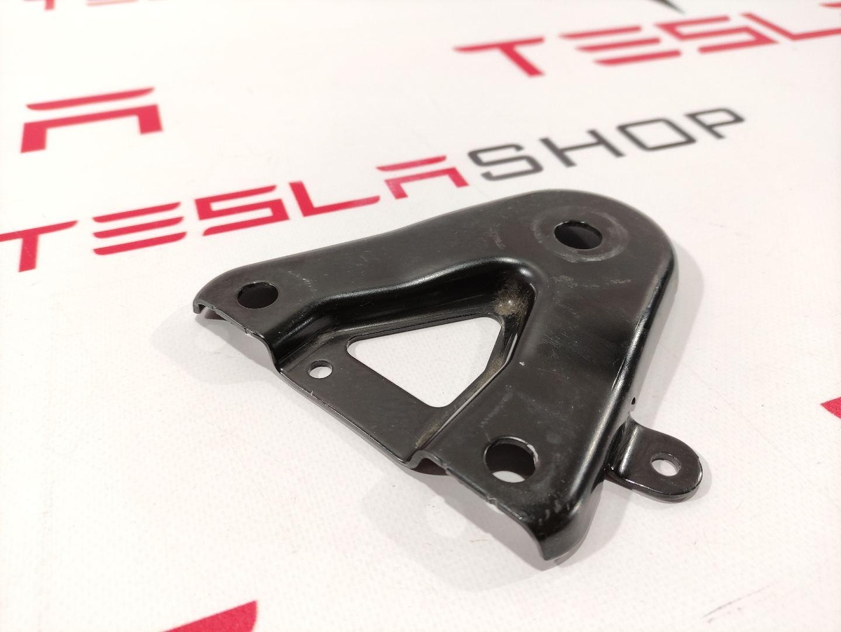 Кронштейн подрамника к Tesla Model 3 2020