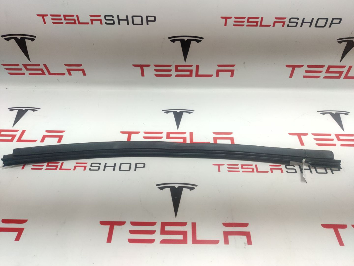 Уплотнитель к Tesla Model X 2016