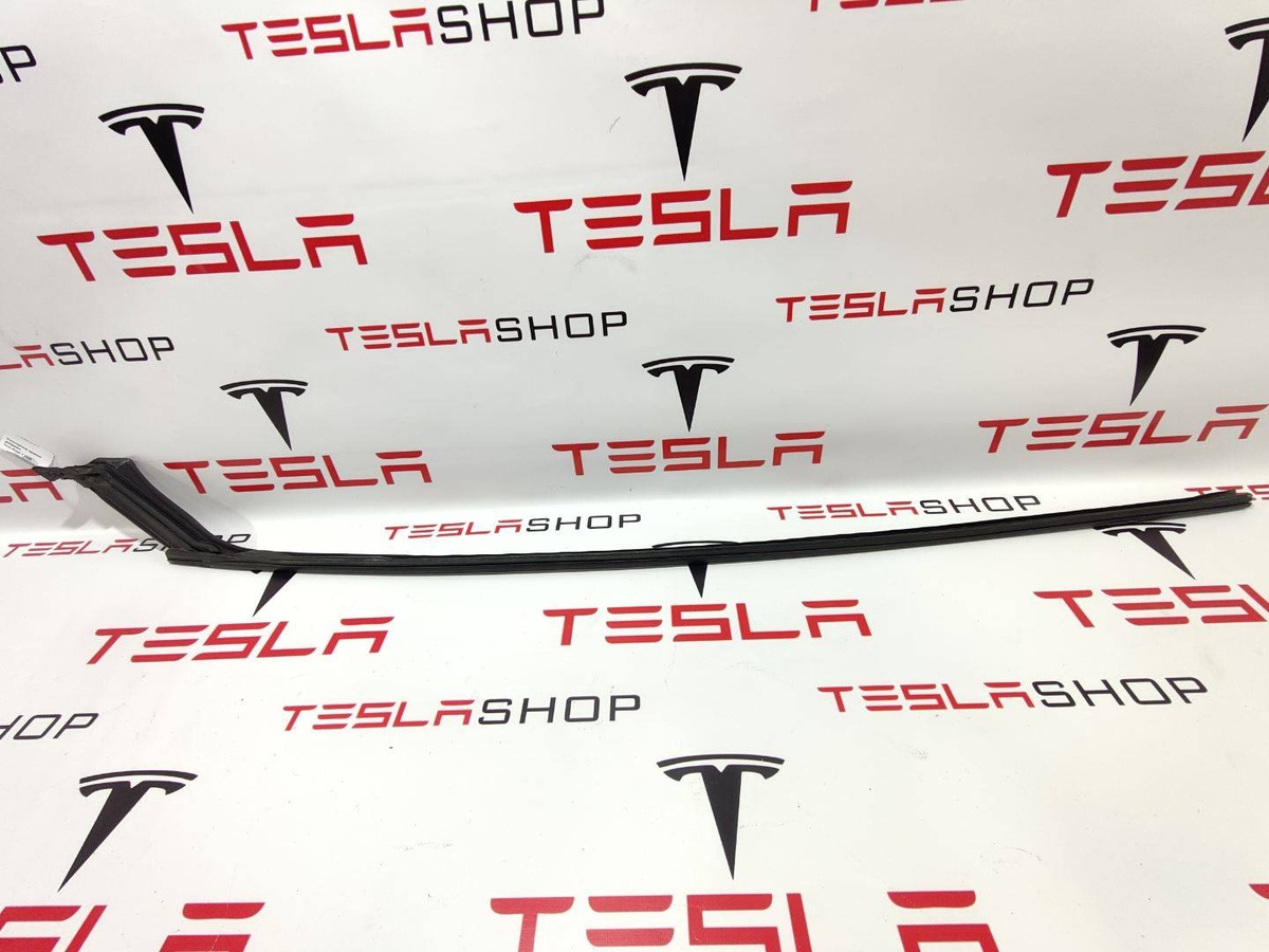 Уплотнитель к Tesla Model X 2018