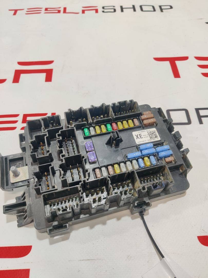 Блок предохранителей к Tesla Model X 2018
