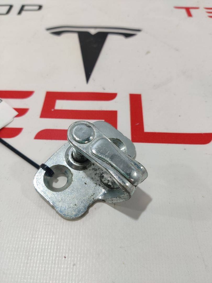 Петля двери к Tesla Model S 2014