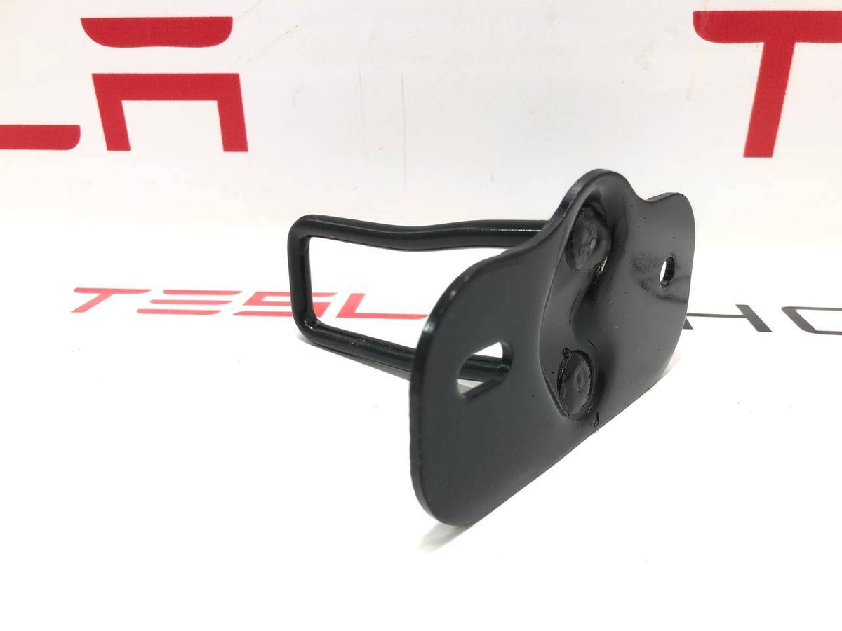 Петля двери к Tesla Model 3 2021