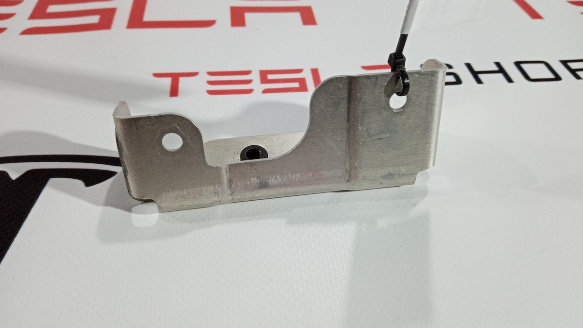 Кронштейн к Tesla Model S 2015