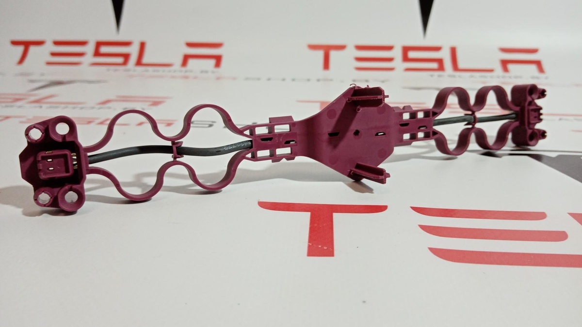 Разъем (фишка) проводки к Tesla Model 3 2019