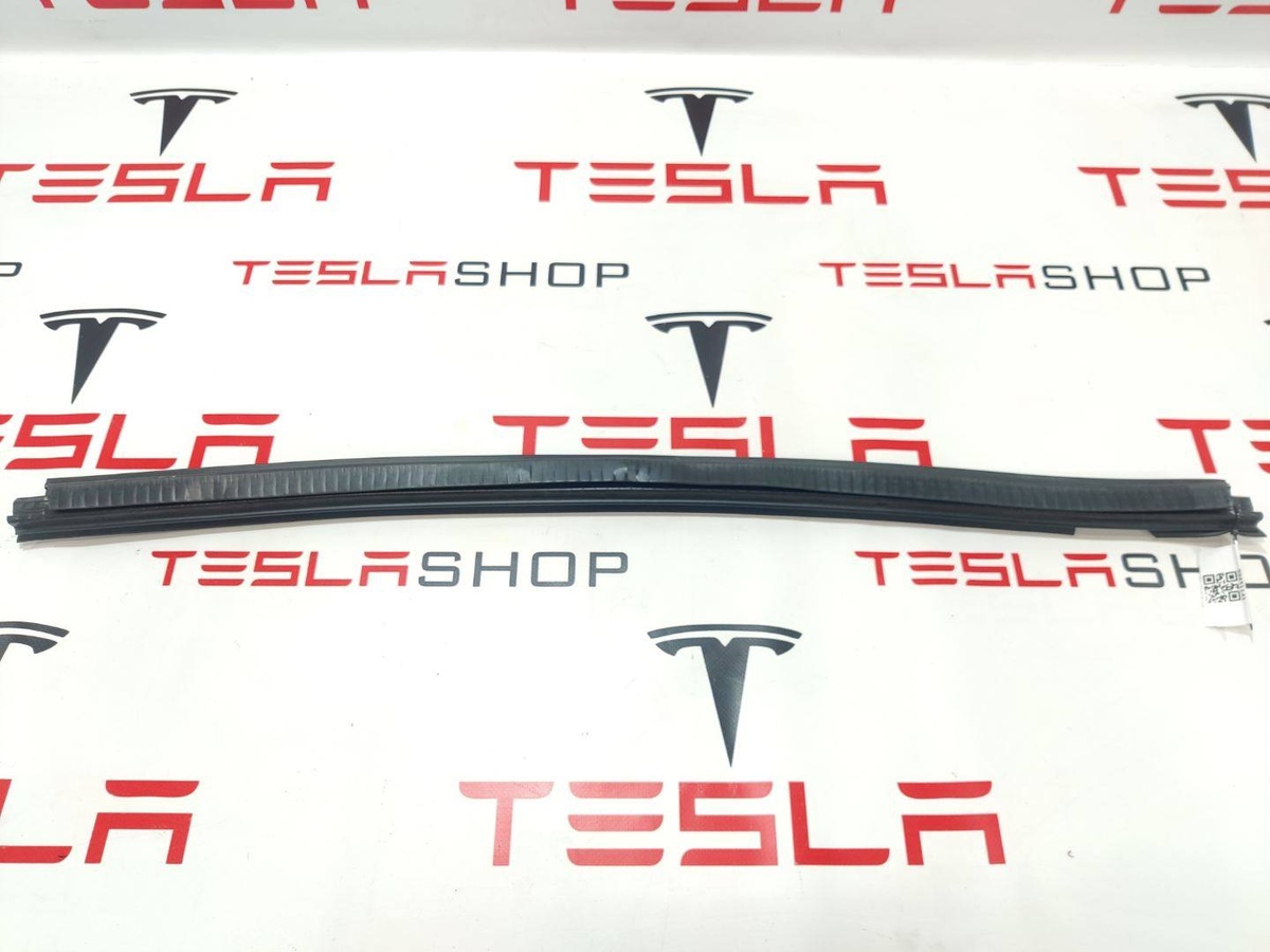 Уплотнитель к Tesla Model X 2019