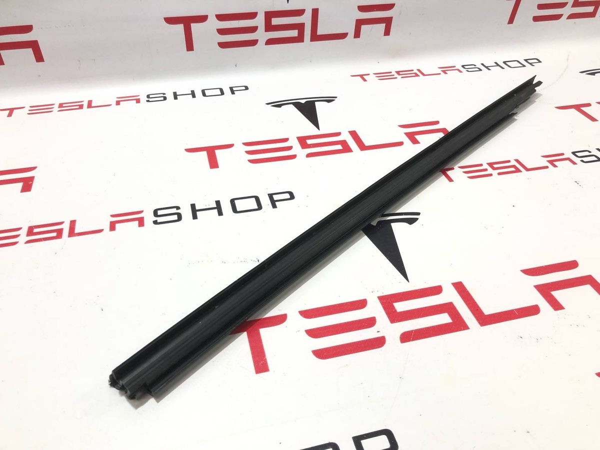 Уплотнитель к Tesla Model S 2021