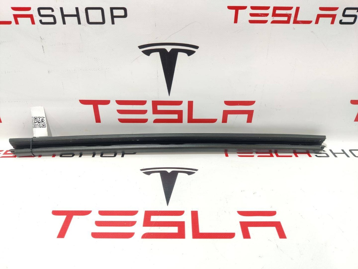 Уплотнитель к Tesla Model S 2021